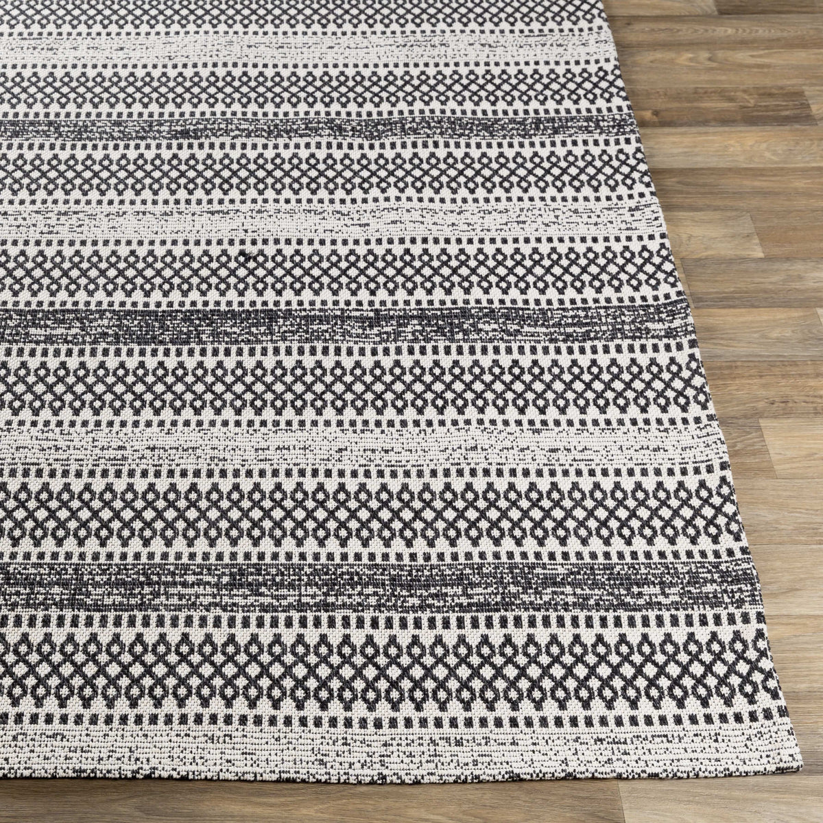 6x9 Black Area Rug M8050