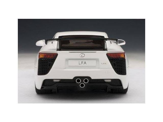 1:18 Pearl White Model M40788