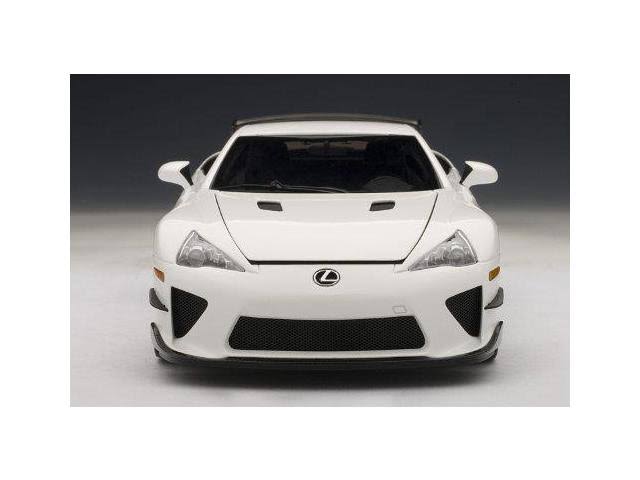 1:18 Pearl White Model M40788