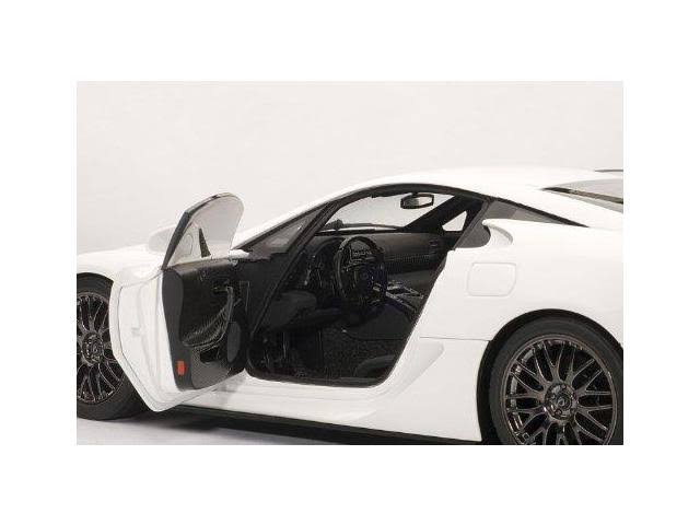 1:18 Pearl White Model M40788