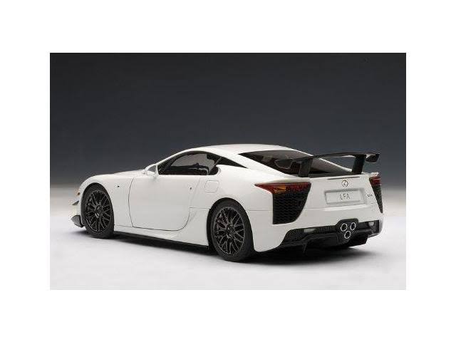 1:18 Pearl White Model M40788
