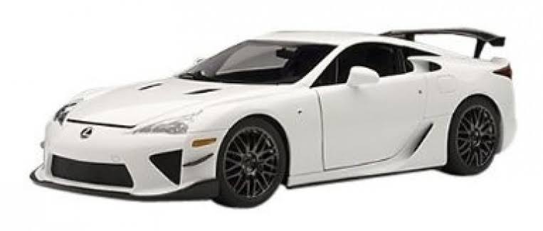 1:18 Pearl White Model M40788